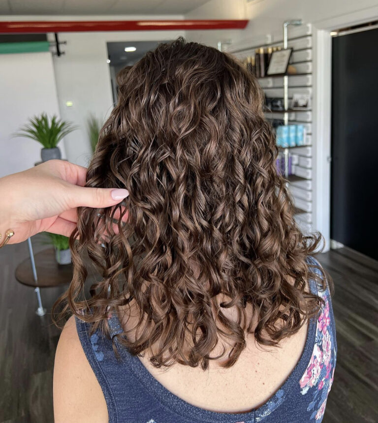 Woman with curly hair. This salon has curly hair expertise.