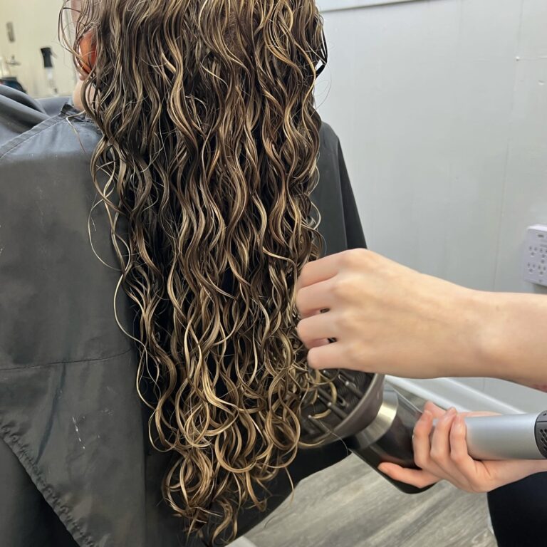 A woman with curly hair. This salon has experts in curly hair.